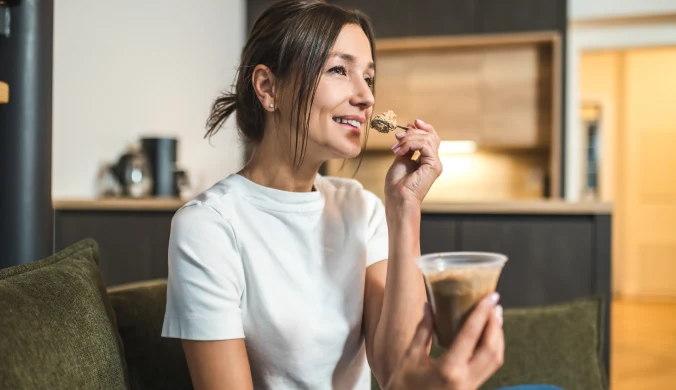 Wieczorne podjadanie nie musi szkodzić. Te przekąski mogą wspierać spokojny sen