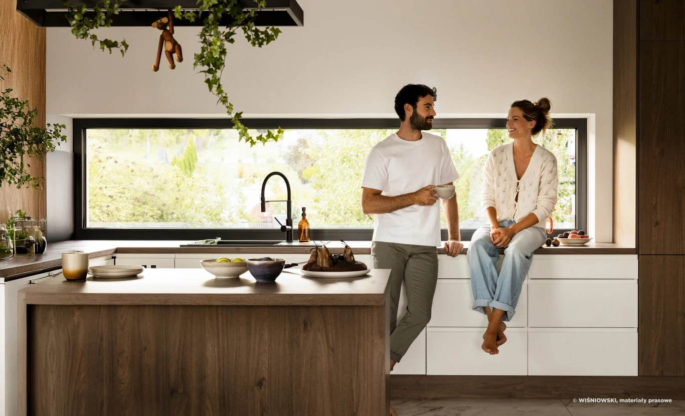 Bilans energetyczny okien nie dotyczy wyłącznie sezonu grzewczego. Latem problem odwraca się — zamiast ucieczki ciepła mamy nadmierne zyski energii słonecznej przez przeszklenia