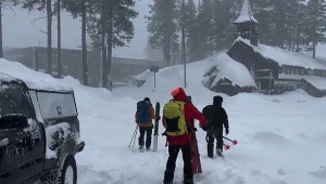 Ratownicy udający się w rejon lawiny nad jeziorem Tahoe. Udało się uratować sześć osób, 9 jest poszukiwanych