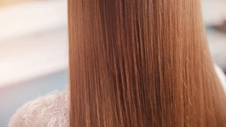 Domową odżywkę do włosów bez spłukiwania możesz zrobić samodzielnie. Ma naturalny skład i wygładza włosy