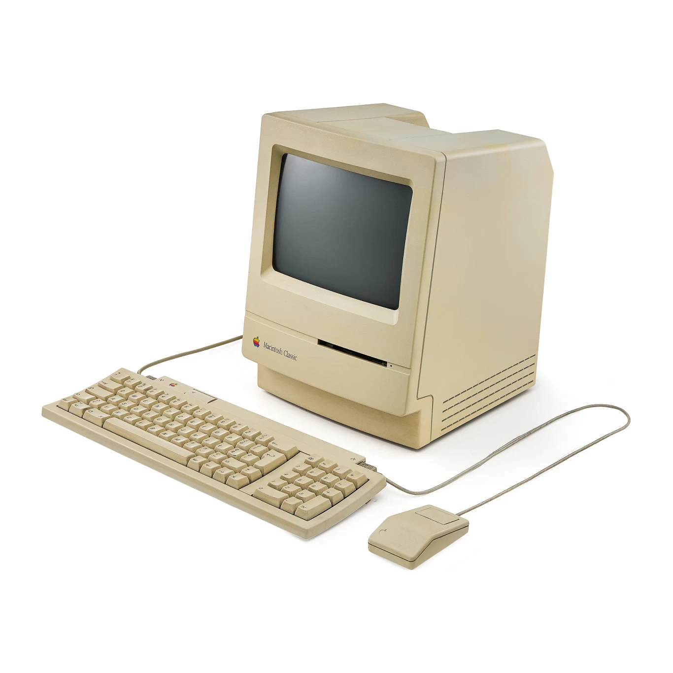 Prywatny komputer Apple Macintosh Classic należący do Zdzisława Beksińskiego. Stary komputer Apple Macintosh Classic z charakterystycznym beżowym monitorem, klawiaturą i myszką umieszczonymi na białym tle.