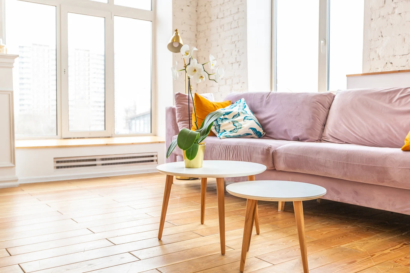 Sofa w odcieniu pudrowego różu może prezentować się stylowo przez wiele lat