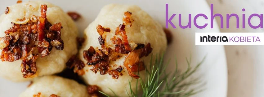 Kilka klusek posypanych podsmażoną cebulą i skwarkami na białym talerzu, gałązka koperku jako dekoracja, po prawej stronie widoczne kolorowe napisy kuchnia interia kobieta.