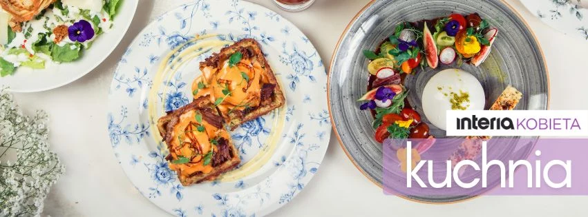 Estetycznie podane dania na porcelanowych talerzach, zawierające świeże warzywa, nabiał oraz dekoracyjne kwiaty; w rogu widoczny baner z napisem 'interia KOBIETA kuchnia'.