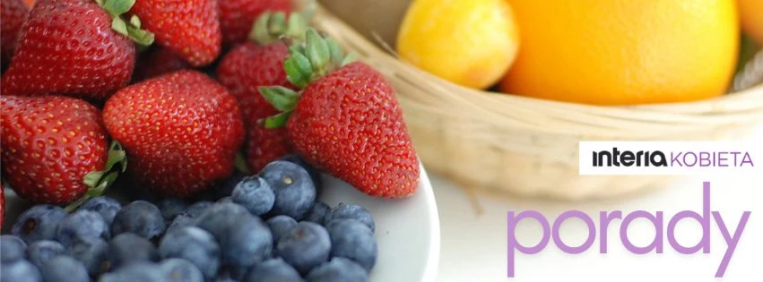 Zdrowe jedzenie może być pyszne i łatwe. Dowiedz się, jak wprowadzić do diety produkty, które odżywią ciało i umysł Soczyste truskawki i borówki na białym talerzu, w tle koszyk z cytrynami i pomarańczami, fragment napisu 'porady' na grafice.