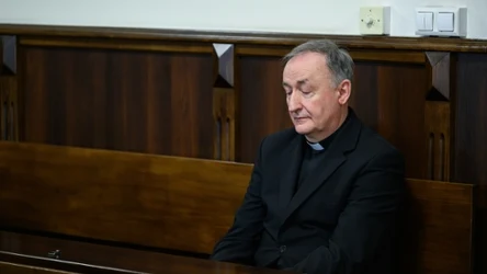 Biskup Andrzej Jeż na sali rozpraw Sądu Rejonowego w Tarnowie