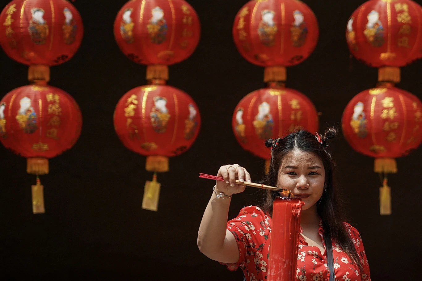 “Tutaj to dzieci obdarowują rodziców pieniędzmi” A Thai woman prays with joss sticks for good fortune to mark the Chinese Lunar New Year at the Canton Shrine of Kwong Siew Association in Chinatown, Bangkok, Thailand, on February 17, 2026. The Chinese Lunar New Year, also called the Spring Festival, fall