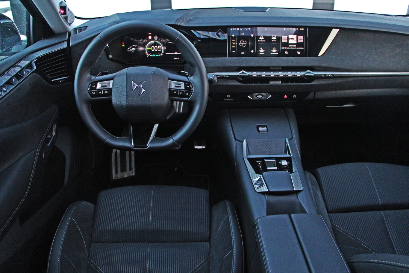 Wnętrze DS No4 pozostało bez większych zmian. W testowanej odmianie Etoile Alcantara jest ono niemal jednolicie czarne DS No4 E-Tense