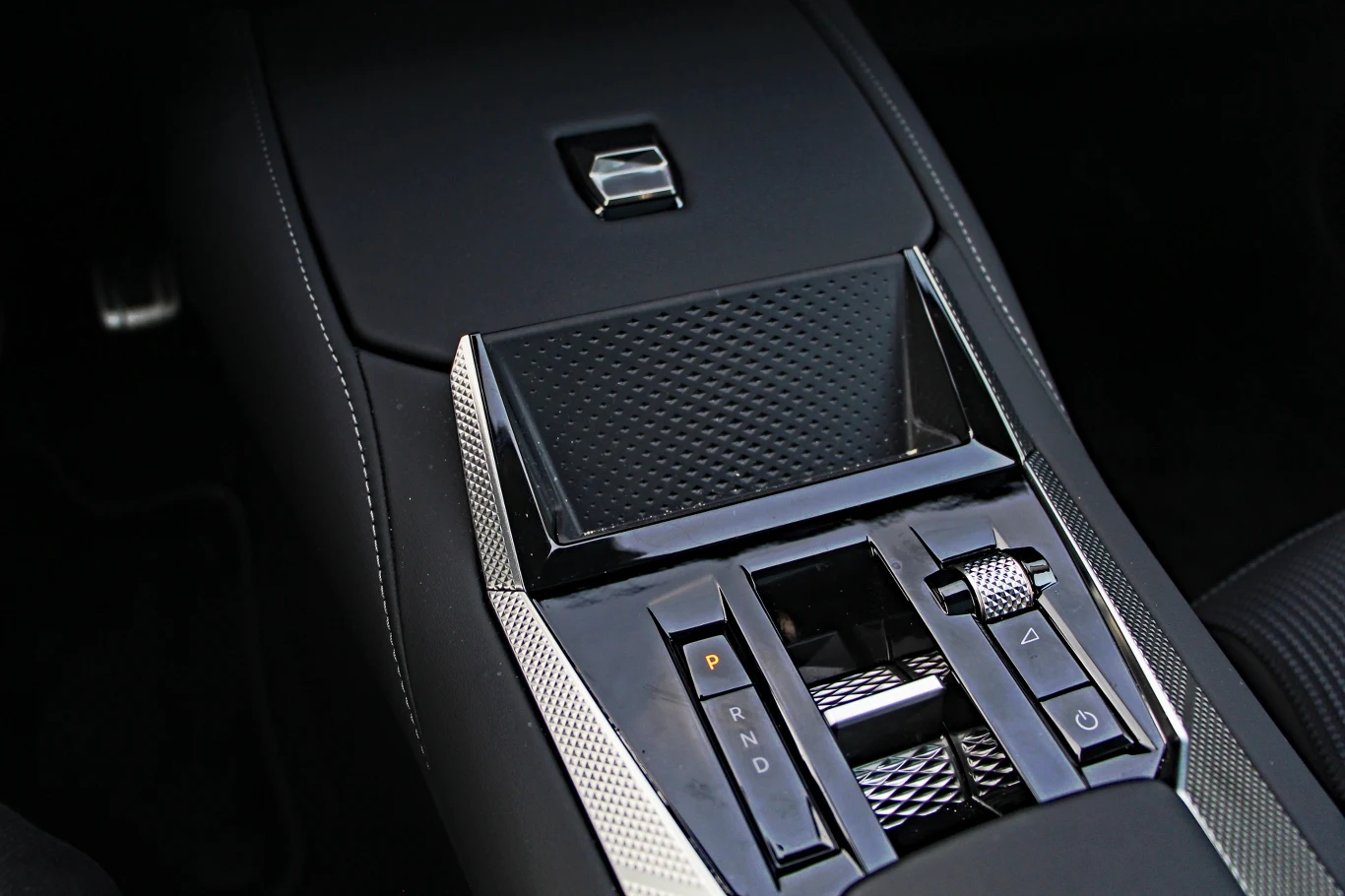 Niewielka półeczka to pozostałość po nieoferowanym już w tym miejscu ekranie. Trudno znaleźć dla niej zastosowanie DS No4 E-Tense