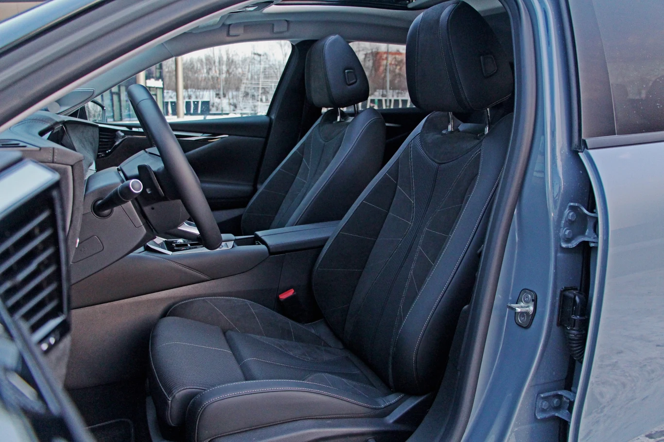 DS No4 E-Tense ma całkiem wygodne fotele z możliwością wydłużenia siedziska, a także z funkcją masażu DS No4 E-Tense