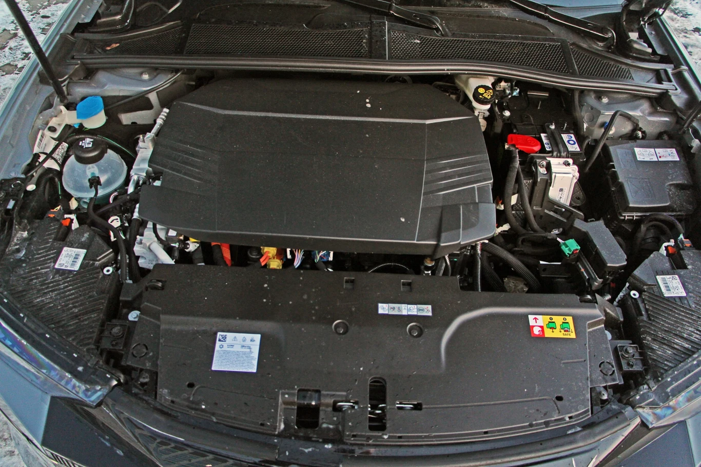 DS No4 E-Tense ma pod maską silnik oraz osprzęt - nie ma co liczyć na przedni bagażnik DS No4 E-Tense