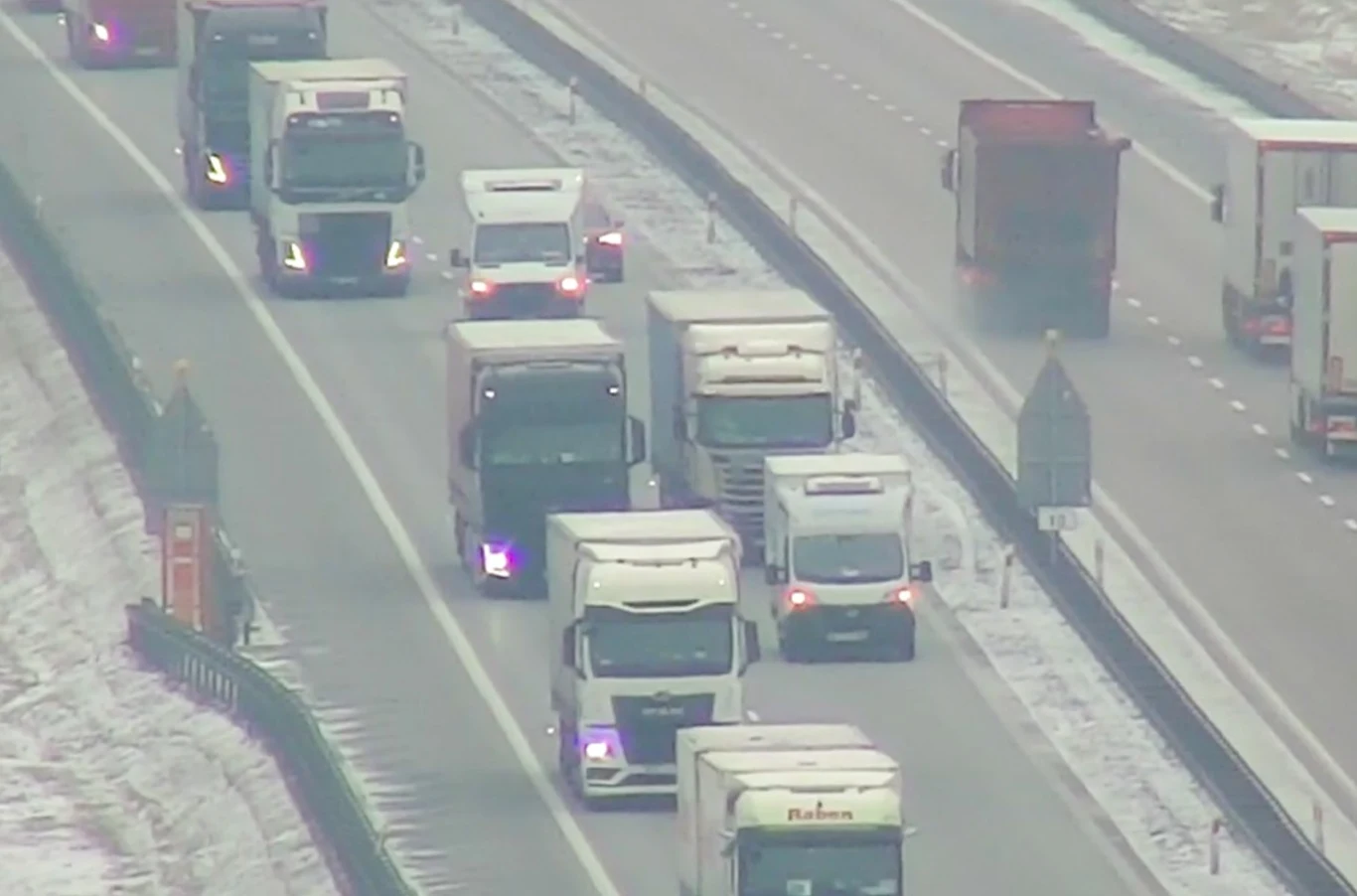 Dron patroluje autostradę A2. Kierowcy ciężarówek masowo łamią zakaz. Dron patroluje autostradę A2. Kierowcy ciężarówek masowo łamią zakaz.