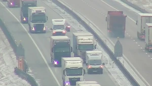 Dron patroluje autostradę A2. Kierowcy ciężarówek masowo łamią zakaz.