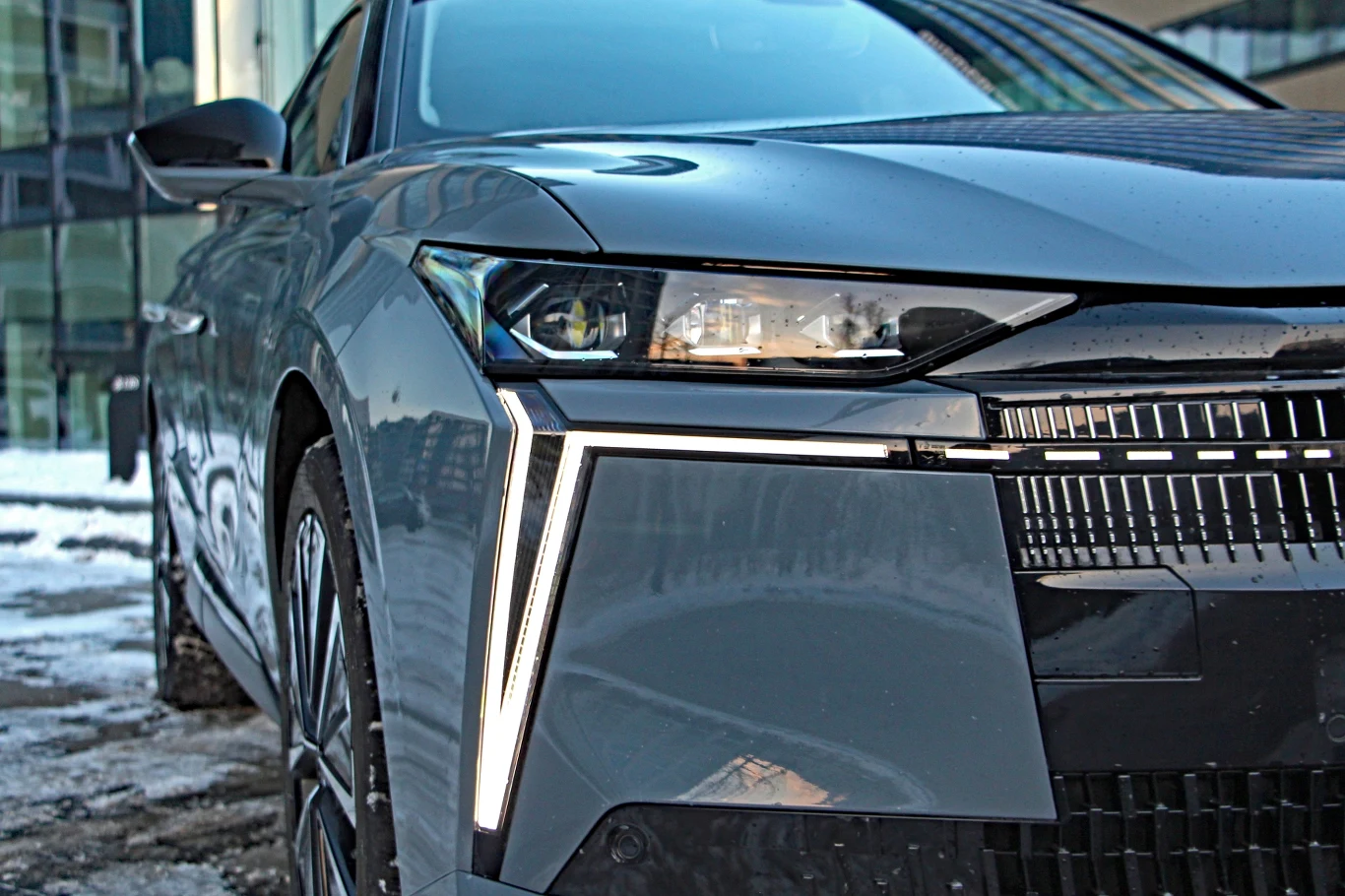 Światła do jazdy dziennej w DS No4 po liftingu nadal mocno wcinają się w zderzak, ale wyraźnie różnią się od tych stosowanych w poprzedniku DS No4 E-Tense