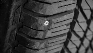 Powolny ubytek powietrza w oponie - jak rozpoznać i co robić?