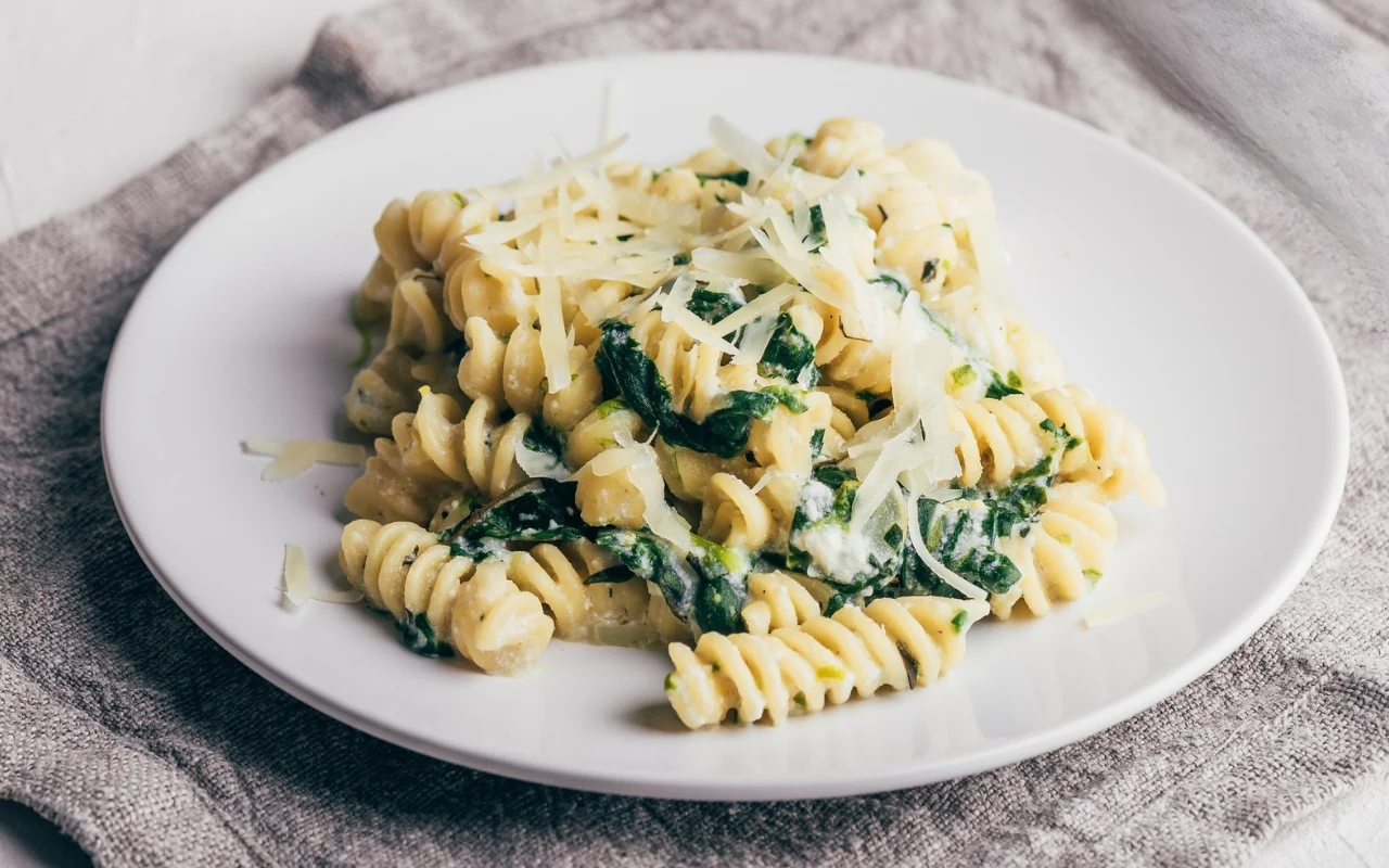 Makaron w sosie szpinakowym