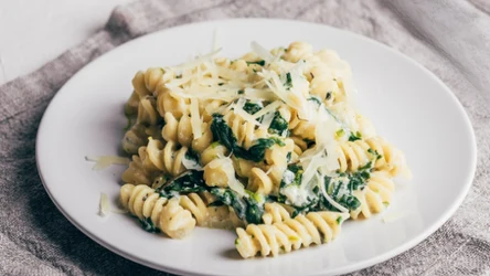Makaron w sosie szpinakowym 