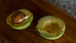 Idealne awokado powinno mieć jasnozielony, gładki miąższ, bez plam czy "nitek" 