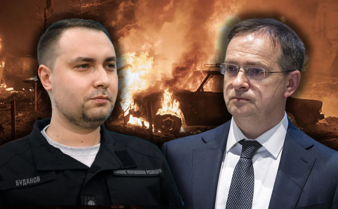 Władimir Miedinski (z prawej) odbył zamknięte spotkanie ze stroną ukraińską, Kyryło Budanow (z lewej) poinformował, ze rozmowy "były trudne" Dwaj mężczyźni na pierwszym planie na tle płonących wraków samochodów oraz ognia i dymu, co tworzy atmosferę zagrożenia i powagi sytuacji.