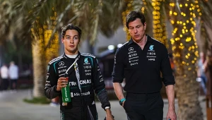 George Russell (z lewej) wykręcił najlepszy czas podczas pierwszego dnia testów w Bahrajnie