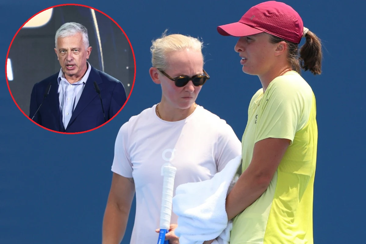 Tomasz i Iga Świątek, Daria Abramowicz Dwie kobiety rozmawiają na korcie tenisowym, jedna z nich trzyma rakietę i ręcznik, obie ubrane w sportowe stroje, w tle niebieska ściana; w lewym górnym rogu widoczna jest wstawka z wizerunkiem mężczyzny w garniturze.