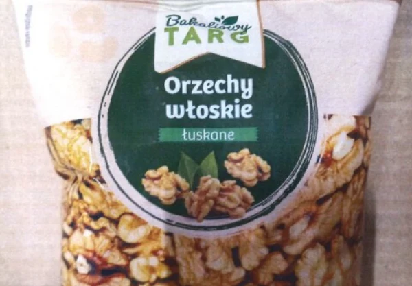 Opakowanie łuskanych orzechów włoskich marki Bakaliowy Targ, na froncie widoczne zdjęcie orzechów oraz zielona etykieta z nazwą produktu.