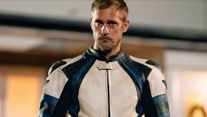 Alexander Skarsgård jako Ray w filmie "Pillion"