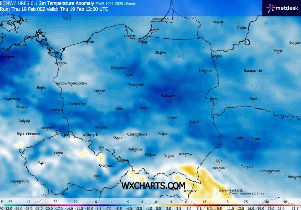 Mapa Polski ukazująca anomalię temperatury, z odcieniami niebieskiego dominującymi w większości kraju, wskazującymi na niższe niż zwykle temperatury. W południowo-wschodniej części widoczny żółto-biały obszar sugerujący dodatnią anomalię temperatury.