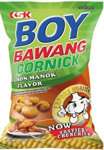 Kolorowe opakowanie przekąski kukurydzianej o smaku pieczonego kurczaka z grafiką chrupków, skrzydełek kurczaka oraz maskotki firmowej z pieczęcią jakości. Na froncie widoczne duże, jasne napisy i marketingowe hasła podkreślające chrupkość i smak produ...