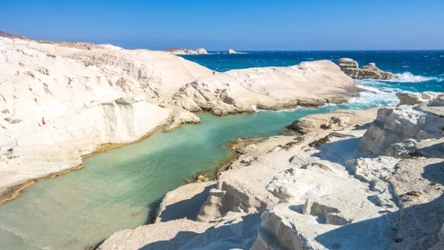 Plaża Sarakiniko na greckiej wyspie Milos zachwyca unikalnym wyglądem. Zamiast tradycyjnego piasku są tam gładkie, jasne skały