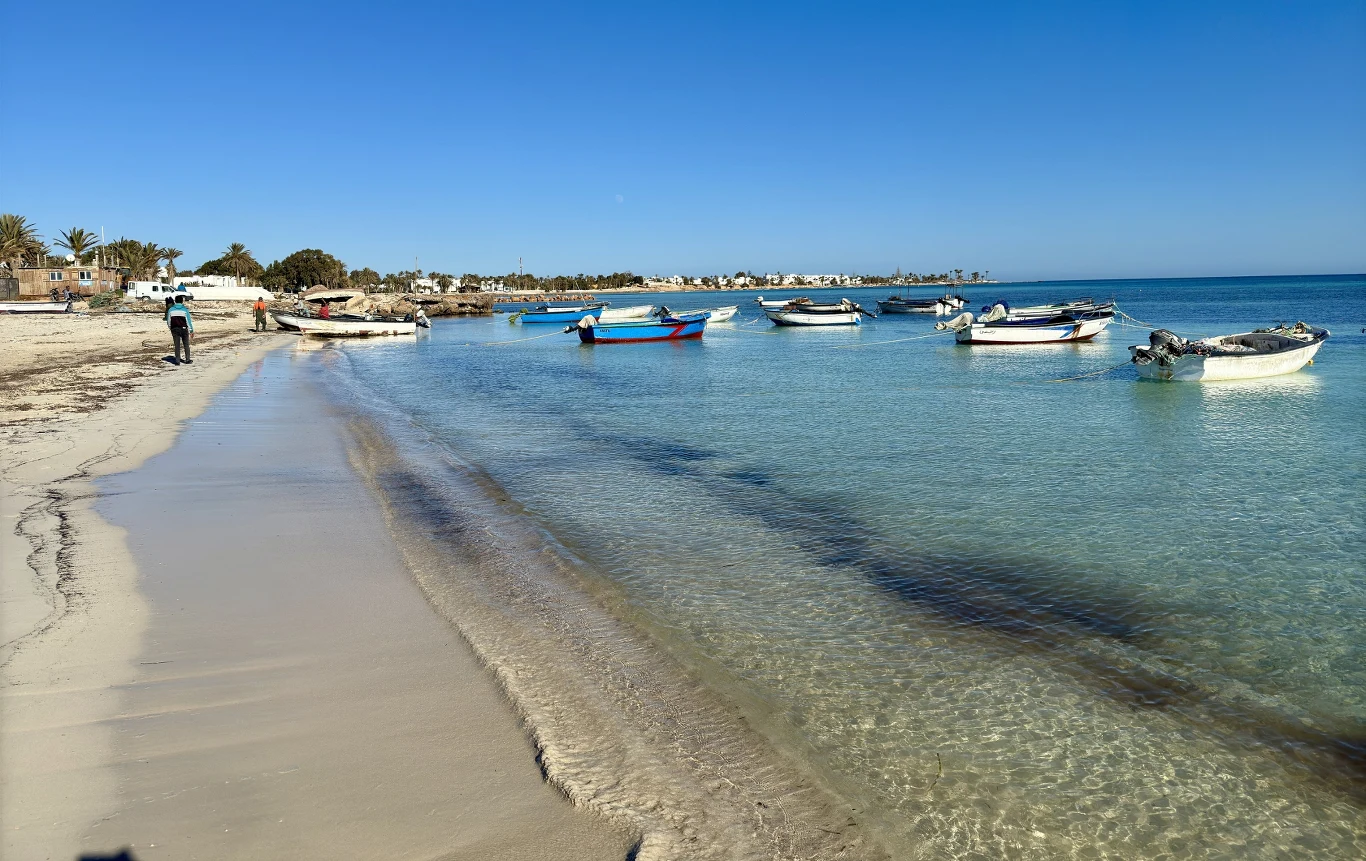 Djerba zachwyca między innymi szerokimi, piaszczystymi plażami