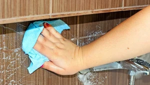 Fugi wolne od pleśni i kamienia. Skuteczny sposób, by odzyskały kolor