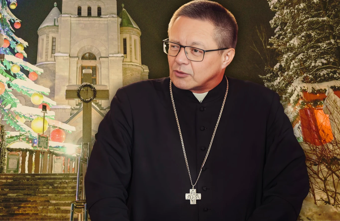 W okresie świątecznym na kościelnym placu przy Krupówkach ustawione były karuzela i stragany Duchowny w czarnej sutannie i z krzyżem na szyi stoi na tle oświetlonego kościoła oraz ozdobionej świątecznie choinki. W tle znajdują się schody prowadzące na taras przed świątynią, a także ozdoby świąteczne tworzące klimat Bożego Narodzenia.