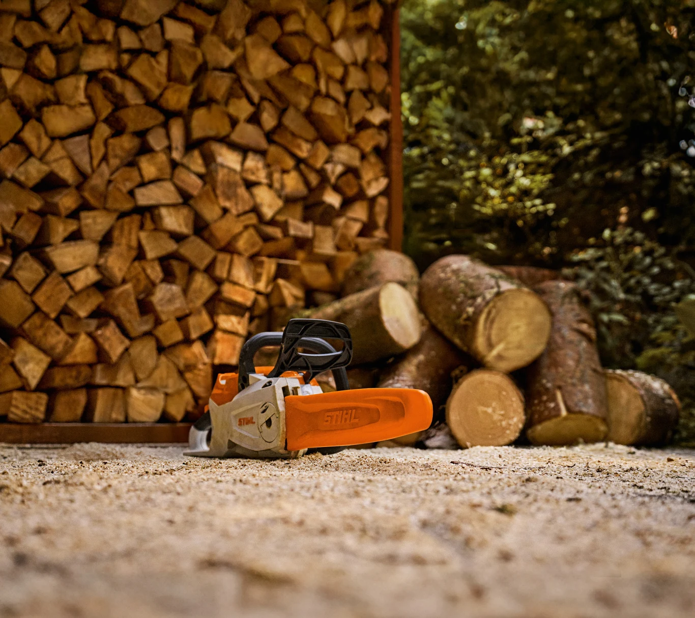 Pilarka akumulatorowa STIHL MSA 80 sprawdzi się u osób, które chcą mieć urządzenie zawsze gotowe do pracy. Źródło: STIHL