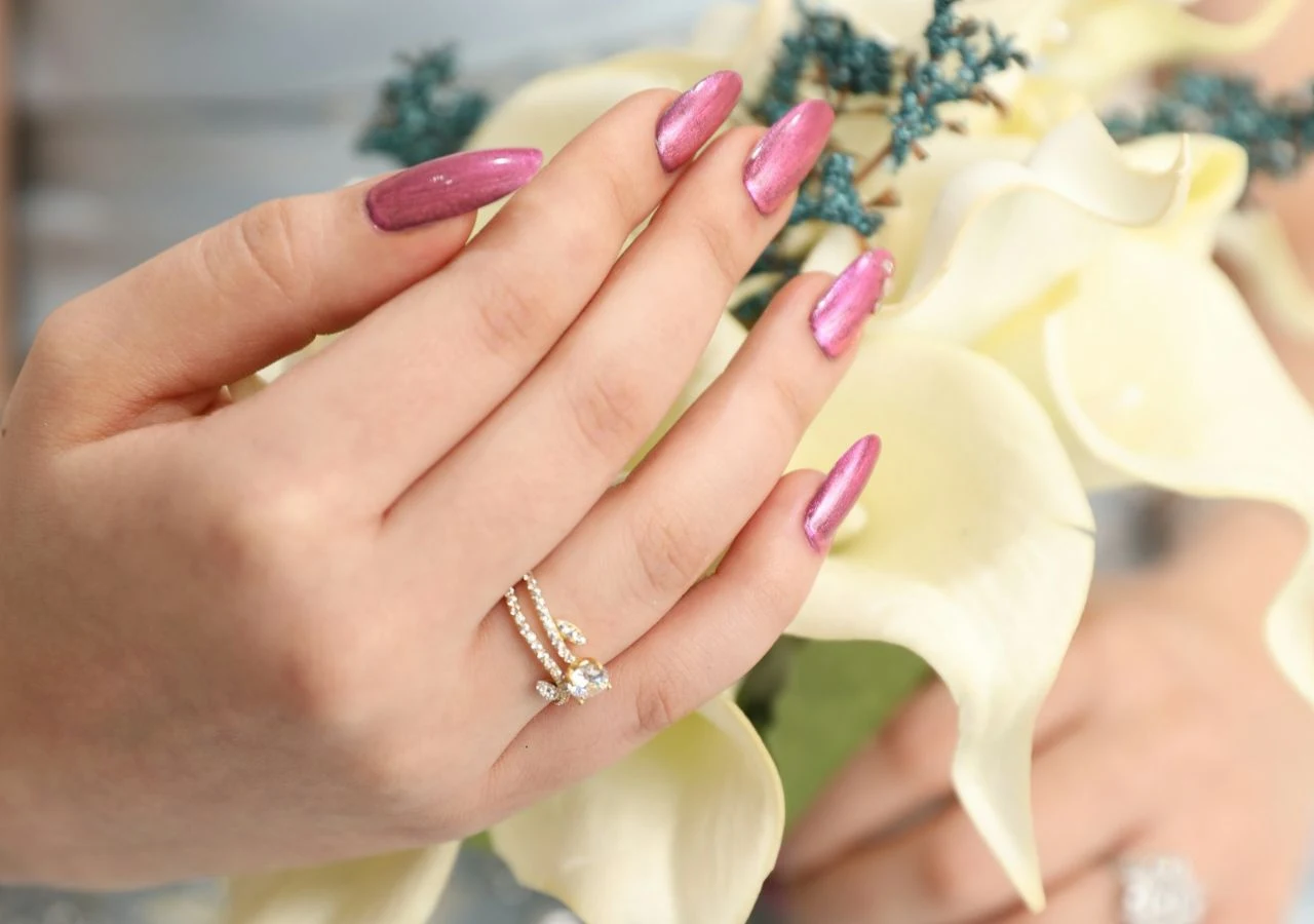 Metaliczne paznokcie, czyli chrome nails, to świetny wybór na wiosnę Metaliczne paznokcie, czyli chrome nails, to świetny wybór na wiosnę