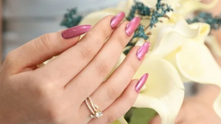 Metaliczne paznokcie, czyli chrome nails, to świetny wybór na wiosnę