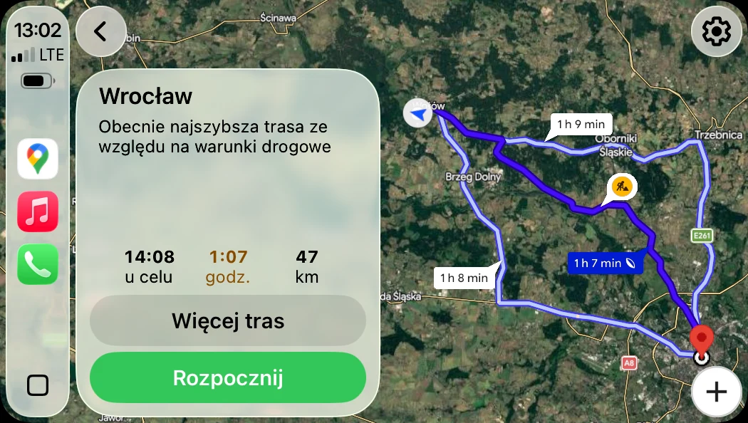 Ekran nawigacji samochodowej pokazujący mapę satelitarną okolic Wrocławia z zaznaczoną najkrótszą trasą przejazdu, czasem dojazdu, odległością oraz alternatywnymi trasami, po lewej stronie panel z opcją rozpoczęcia trasy.