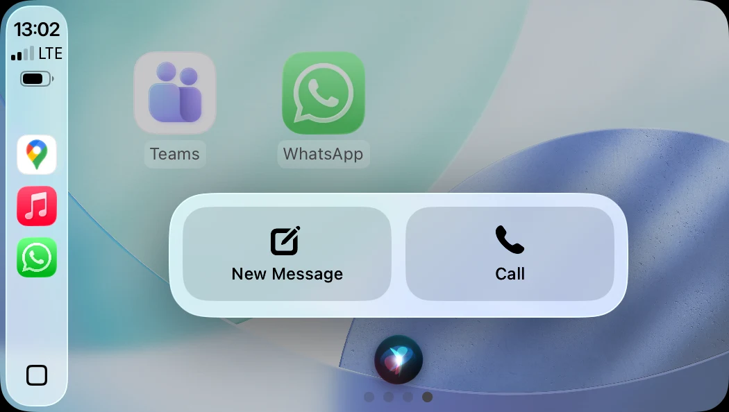 Ekran samochodowego systemu multimedialnego z widocznymi ikonami aplikacji Teams, WhatsApp oraz menu funkcji Siri z opcjami wysłania nowej wiadomości i wykonania połączenia.
