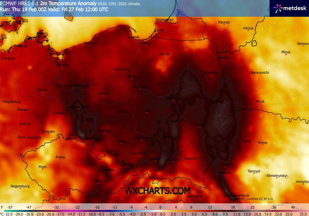 Mapa Polski i części sąsiednich krajów ilustrująca anomalię temperatur na poziomie 2 metrów nad ziemią względem normy z lat 1991-2020, z intensywnymi odcieniami czerwieni i czerni wskazującymi znacznie wyższą od normy temperaturę w lutym.