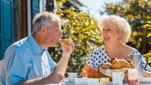 Włosi i Grecy jedzą regularnie i są długowieczni. Polscy seniorzy też powinni 