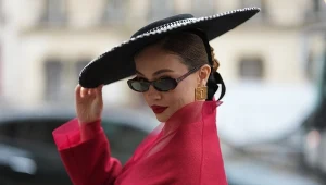 Unikaj tych kolorów w ubraniach. Pozbawiają twarz blasku i dodają lat