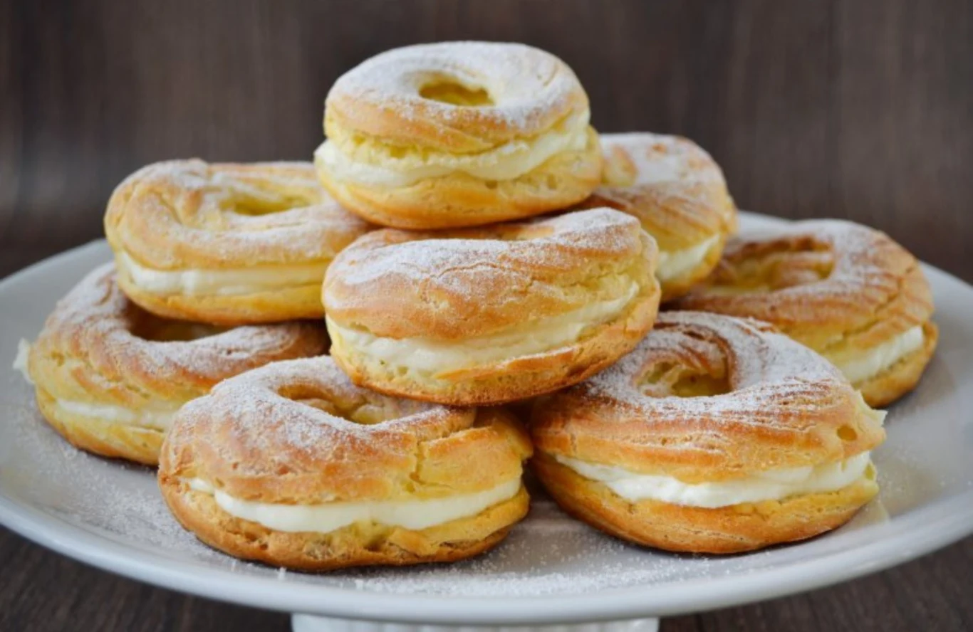 Lekkie pączki z ciasta parzonego z dodatkiem kremu budyniowego to prawdziwa uczta Lekkie pączki z ciasta parzonego z dodatkiem kremu budyniowego to prawdziwa uczta