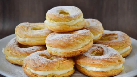 Lekkie pączki z ciasta parzonego z dodatkiem kremu budyniowego to prawdziwa uczta 