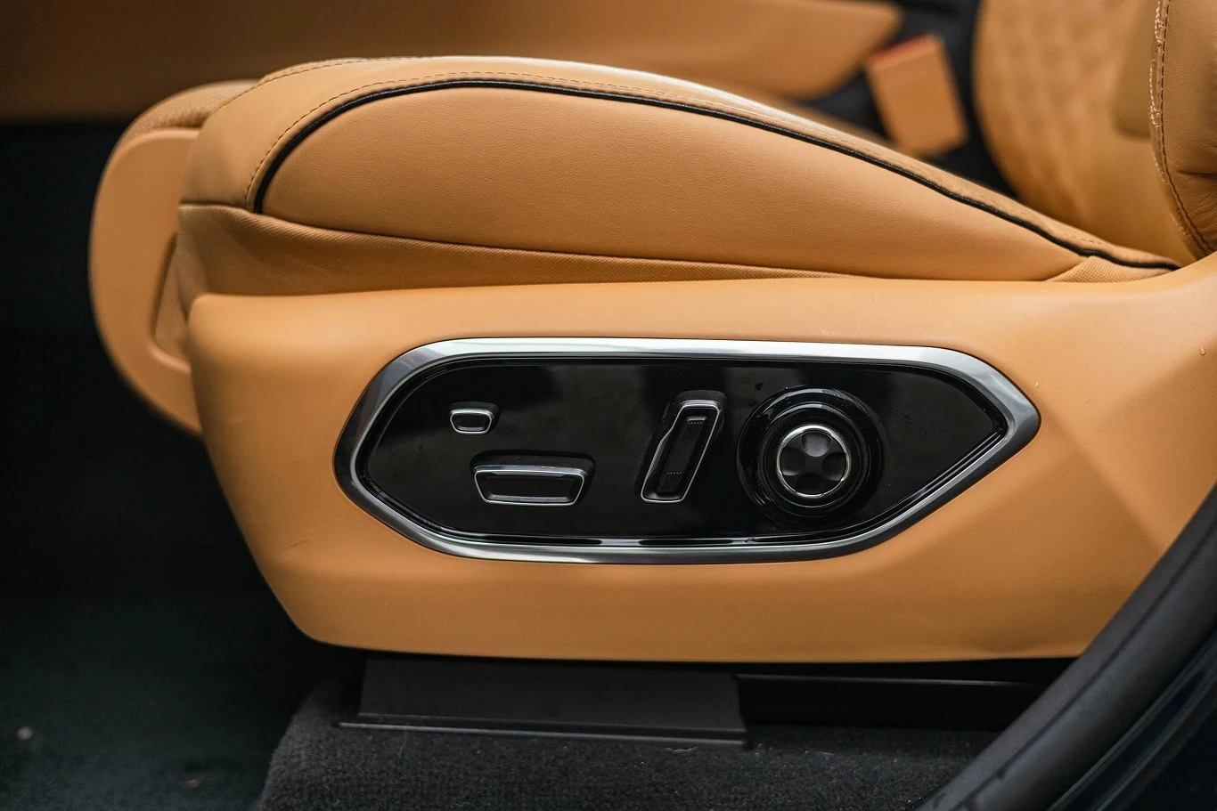 Według pozwu mechanizm regulacji fotela może ulec uszkodzeniu podczas kolizji. Sprawa obejmuje ponad 2 mln aut. (zdj. ilustracyjne) Brązowy, skórzany fotel samochodowy z widocznym panelem sterowania elektryczną regulacją siedzenia, eleganckie wykończenie i dokładne przeszycia.