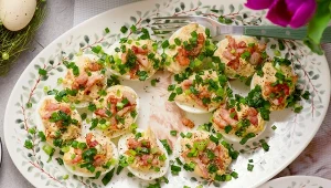 Jajka faszerowane z boczkiem to pyszna i prosta przekąska na Wielkanoc