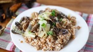 Postna kasza gryczana z cebulą i grzybami. Jesz i patrzysz, jak oponka znika 