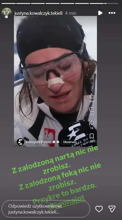 Zbliżenie na sportowca w kurtce z logotypami, z goglami na czole i plastrem na nosie, z widocznym oznakowaniem Eurosport Polska. Nad osobą znajduje się tekst z komentarzem dotyczącym sportu zimowego.