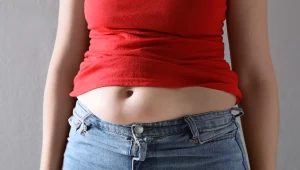 Wzdęty brzuch mimo dobrej diety? Jelita obciążać może jedna z tych chorób 