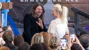 Dave Grohl jest liderem Foo Fighters, obok jego żona Jordyn Blum