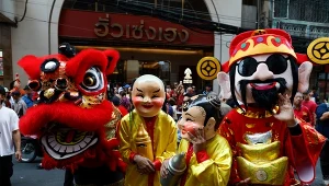 Niezwykła interwencja podczas noworocznej parady. Policjanci przebrali się za lwy